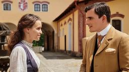 Ottilies (Kristin Suckow) Herz schlägt für den gut aussehenden Baron Philipp von Brand zu Neidstein (Hannes Wegener), der ihr romantische Avancen macht.