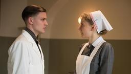 Otto (Jannik Schümann) spricht mit Schwester Christel (Frida-Lovisa Hamann) über den Patienten Lohmann.