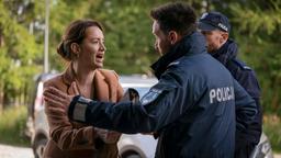Panik: Nadia Maslowska (Katarzyna Maciag, li.) kommt am Tatort an.