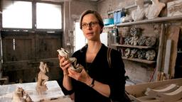 Paola Brunetti (Julia Jäger) mit einer der Statuen im Atelier des Bildhauers.