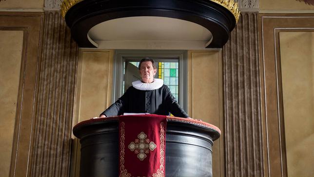 Bild: NDR/Sandra Hoever Pastor Stefan Book (Jan Fedder) predigt von der Liebe.
