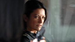 Pat Wilson (Christine Neubauer, re.) wird von der Killerin Lin Hong (Sherry Phungprasert) bedroht.
