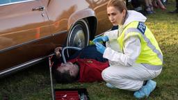 Pathologin Gina (Cristina Serban Ionda) ermittelt die Todesursache von Charlie Baxter (Chris Hobbs).