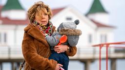 Patrizia (Marion Kracht) nimmt Jesper (Lio Goldmann) mit.