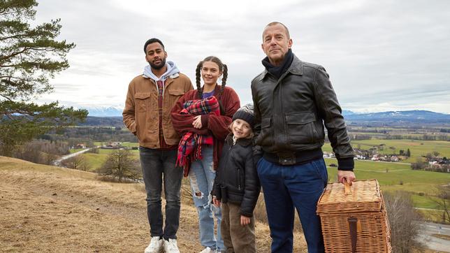 Bild: ARD Degeto/Verena Heller Ghanbar Paul (Heino Ferch, re.) muss sich bei seinen Kindern Jonas (Pablo Grant, li.), Franz (Jakob Josef Gottlieb, 2. v. re.) und Tabea (Harriet Herbig-Matten, 2. v. li.) als Papa bewähren.