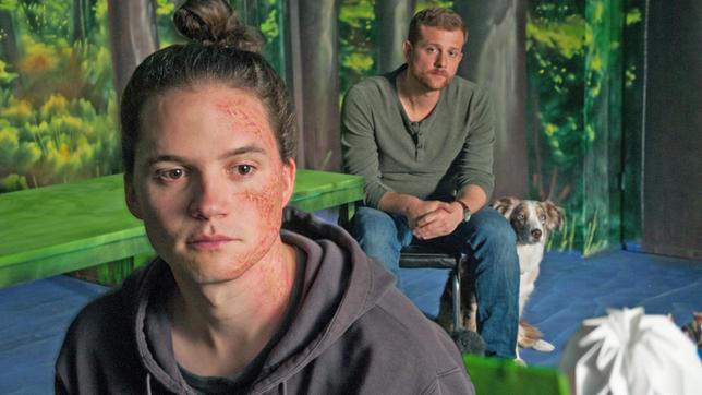 Paul (Christoph Schechinger) und seine Therapiehündin Käthe versuchen Chris (Tilmann Pörzgen, li.) der aufgrund eines Unfalls ein vernarbtes Gesicht hat, ins Leben zurück zu holen.