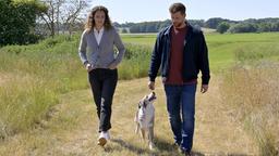 Paul Winter (Christoph Schechinger, re.) und Minou (Oona Devi Liebicher, li.) beraten sich bei einem Spaziergang mit Käthe (Hoonah)