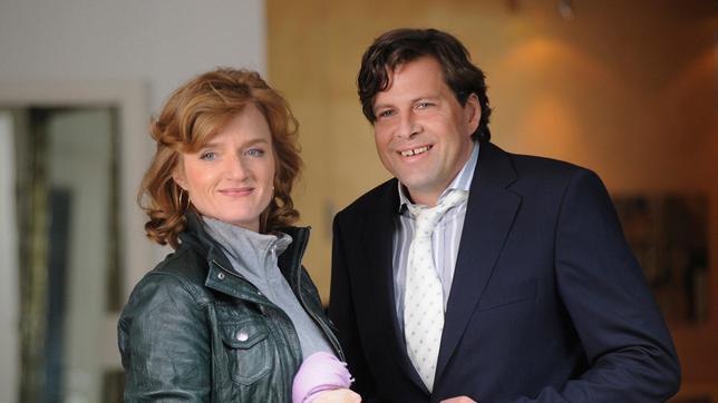 Paula (Nina Petri) ahnt nicht, dass ihr Chef Dr. Sander (Hans-Jochen Wagner) der gesuchte Mörder ist.