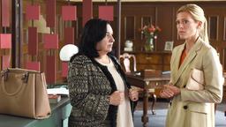 Paula (Maria Happel, li.) berät sich mit Sylvia (Nele Kiper), der Frau ihres Mandanten.