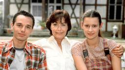 Paula (Thekla Carola Wied, Mitte) und ihr Sohn Daniel (Niel Nelleßen) unterstützen die nach dem Tod ihrer Mutter verwaiste Maggie (Annett Renneberg) bei der schwierigen Sanierung des Gasthofes "Zum Schwan".