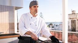 Pedro Lino (Lourenço Henriques) bereitet den Grill für das Abendessen mit Yola vor