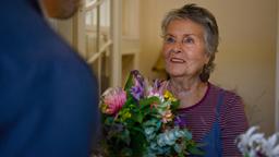 Peer (Dirk Borchardt, li.) hat Blumen für Roswitha (Petra Kelling, re.) dabei.