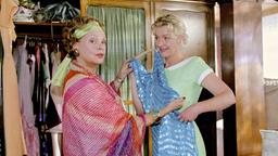 Pensionswirtin Elisabeth (Nadja Tiller, li.) berät Theresa (Saskia Vester) bei der Wahl ihrer Garderobe.