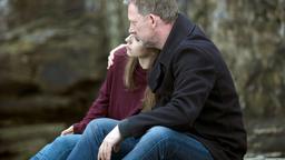 Perez (Douglas Henshall) tröstet seine Stieftochter Cassie (Erin Armstrong).