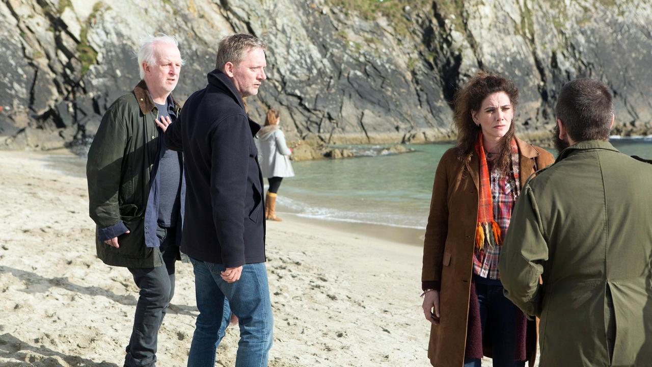 Perez (Douglas Henshall) und McColl (Sean McGinley) erleben eine Auseinandersetzung zwischen Kate (Neve McIntosh, Mitte) und Thomas Malone (Stephen Walters).