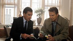 DER ANDERE: Peter (Liam Neeson) spioniert inkognito seinen Nebenbuhler Ralph (Antonio Banderas) aus, ein herausgeputzter Latin-Lover mit zurückgegelten Haaren und Designeranzug.