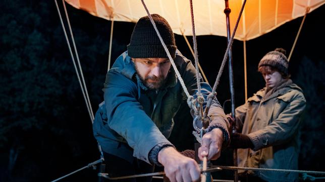 Peter Strelzyk (Friedrich Mücke, li.) und sein Sohn Frank (Jonas Holdenrieder) versuchen den Ballon zu starten.