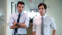 Peter Sullivan (Zachary Quinto) und sein Kollege Seth Bregman (Penn Badgley, re.) arbeiten im Risikomanagement einer großen New Yorker Investmentbank.