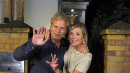 Peter (Peter Sattmann) und Charlotte (Jutta Speidel) verabschieden ihre Freunde.
