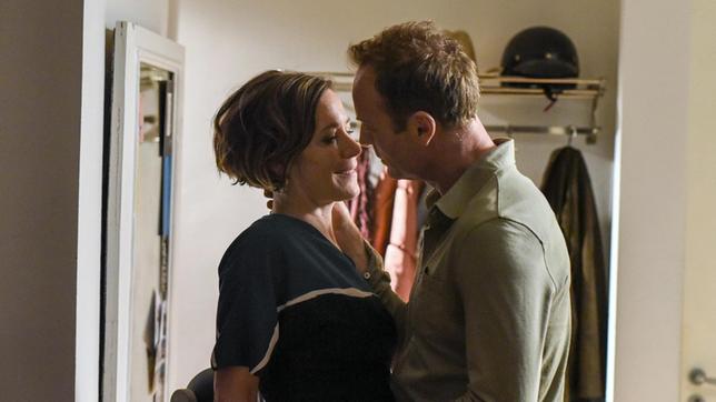 Peter (Mark Waschke) und Elena (Stephanie Japp) führen eine funktionierende Beziehung.