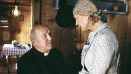 Pfarrer Anton Pointecker (Quendolin Roggenwiller) rät der verlassenen Rosa (Christiane Hörbiger), um ihre Liebe zu kämpfen.