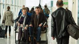 Philomena Lee und Martin Sixsmith auf dem Flughafen.