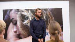 Pierre (Andreas Pietschmann) bei der Eröffnung seiner Ausstellung.