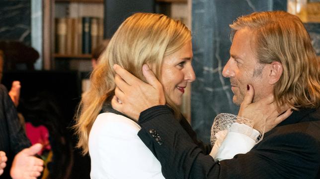 Bild: ARD Degeto/Christine Schröder Piet (Heino Ferch) und Veronika (Tanja Wedhorn) verlieben sich aufs Neue.