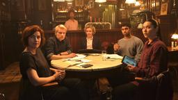 Piet Van der Valk (Marc Warren, 2. v. li.), Lucienne Hassell (Maimie McCoy, li.), Citra Li (Django Chan-Reeves, re.), Julia Dahlmann (Emma Fielding, Mitte) und Eddie Suleman (Azan Ahmed, 2. v. re.) besprechen den Fall.