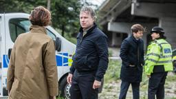 Polizeichef Caleb Hale (Dirk Borchardt, Mitte) möchte Kate (Peri Baumeister, li.) so schnell wie möglich wieder loswerden.
