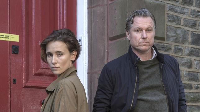 Bild: ARD Degeto/UFA Fiction/Gary Moyes Polizeichef Caleb Hale (Dirk Borchardt) und Kate (Peri Baumeister, Mitte)