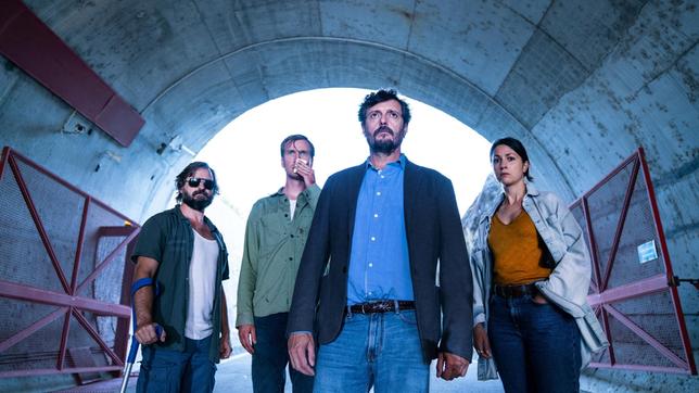 Bild: ARD Degeto/Mariella Koch Polizeichef Carlos Esteves (Daniel Christensen, 2. v. re.), Leander Lost (Jan Krauter), Raul Da Silva (Adriano Carvalho, li.) und Graciana Rosado (Eva Meckbach).