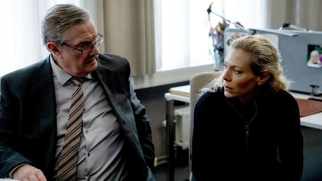 Polizeichef Hartmann (Allan Svensson) vertraut auf seine Top-Ermittlerin Maria Wern (Eva Röse).