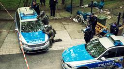 Polizeieinsatz vor der Bank: Die Streifenpolizistin Billy (Nicolette Krebitz, 4. v. re.) koordiniert den Einsatz