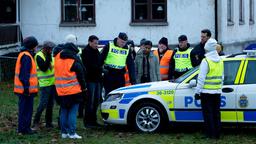 Polizeikollegen Per Arvidsson (Peter Perski, Mitte li.) und Sasha Raufi (Lola Zackow, Mitte re.) mobilisieren die Bevölkerung.