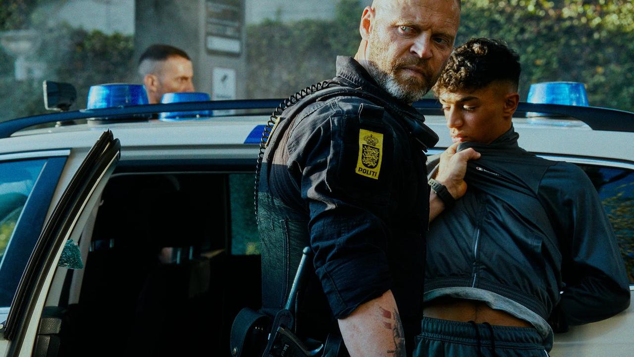 Polizeiliche Willkür: Der Streifenpolizist Andersen (Jacob Hauberg Lohmann, li.) fasst den Jugendlichen Amos Al-Shami (Tarek Zayat) hart an.