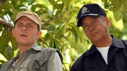 Polizeipräsident Lin Thanapat (Nirut Sirichanya, re.) zeigt Henry Thomas (Dirk Martens) das Versteck im Dschungel, in dem seine Tochter ganz allein überlebte.