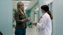 Polizistin Thea (Ingrid Bolsø Berdal, li.) hat einen Verdacht und bittet eine Ärztin um Prüfung von Max' Medikamenten.