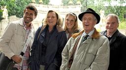 Posieren für ein Erinnerungsfoto: Nach anfänglichem Zwist verbringen Julia (Gila von Weitershausen, 2.v.li.), Arthur (Ernst Stankovski, 2.v.r), Toni (Fritz Wepper, re.) Emma (Eva-Maria Grein von Friedl, Mitte) und Alexander (Mike Galeli, li.) eine gute Zeit miteinander.