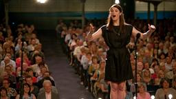 Powerfrau und Chorleiterin Elizabeth (Gemma Arterton) setzt alles daran, damit ihr Seniorenchor den Wettbewerb gewinnt.