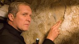 Prälat Schwanthaler (Harald Krassnitzer) kann kaum glauben, was für einen Schatz er im Keller des "Weissblauen Engels" entdeckt hat...