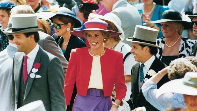 Prinzessin Diana besucht Ascot in lila und rosa Mütze und mit rosa Blazer