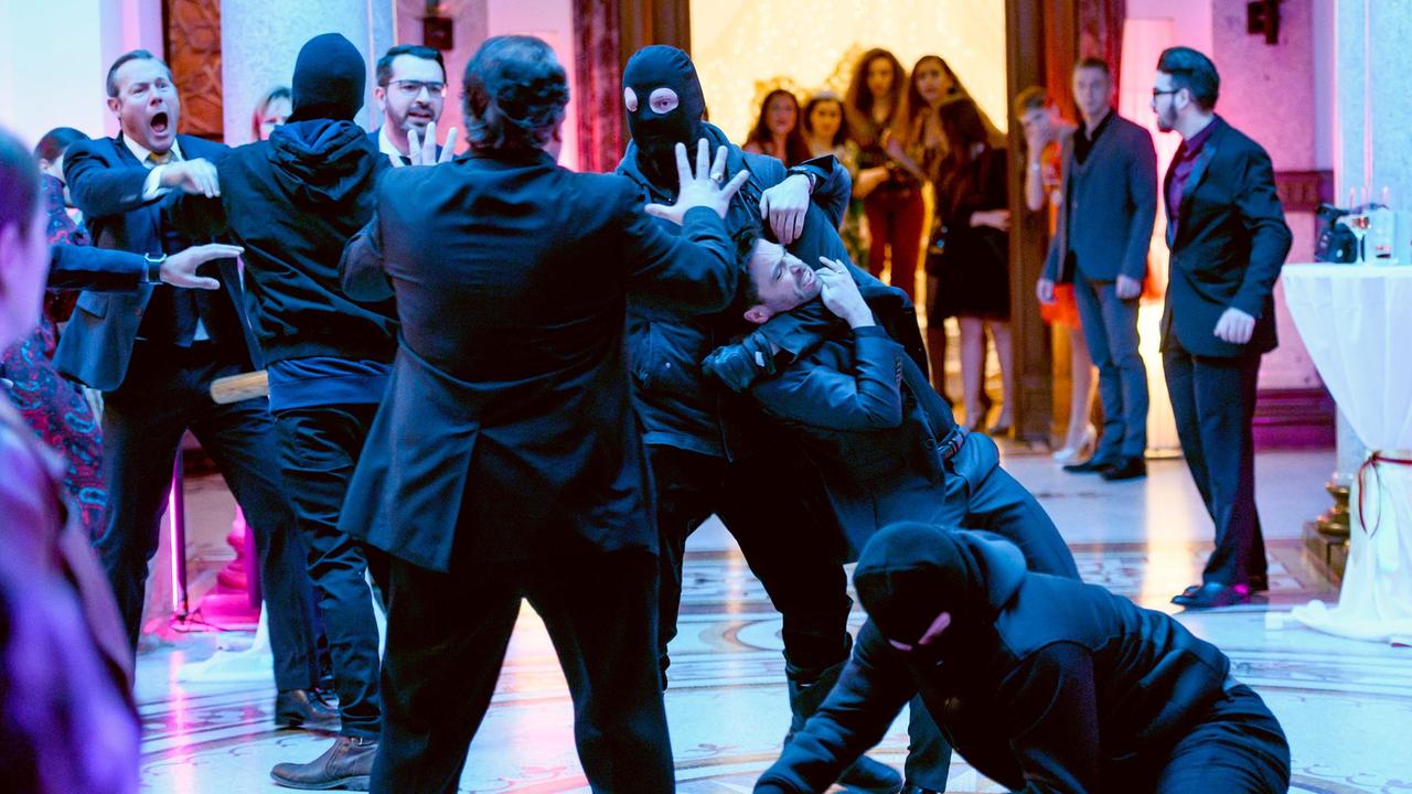 Tobias (Orestes Fiedler, am Boden) wird von drei maskierten Männern zusammengeschlagen.