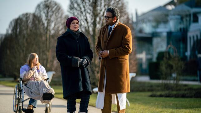 Bild: NDR/Alexander Fischerkoesen Prof. Bernard (Falilou Seck) will Karin (Katrin Sass) loswerden.