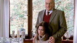 Prof. Johannes Silberberg (Dietrich Mattausch) und Clara (Natalia Avelon)
