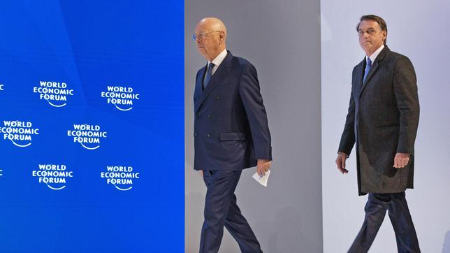 Bild: SWR/World Economic Forum Prof. Klaus Schwab (li.) und Brasiliens Präsident Jair Bolsonaro (re.) betreten die Bühne beim Weltwirtschaftsforum in Davos 2019.
