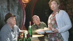 Prost Mahlzeit: Die Winzerin Hilde (Brigitte Janner) kann ein echter Drachen sein - das bekommen auch der Weinbauer Vogt (Martin Lüttge, li.) und der Gasthof-Besitzer Bruno (Hans Peter Korff, Mitte) zu spüren.