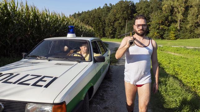Bild: ARD Degeto/BR/Constantin Film/Bernd Schuller Provinzpolizist Franz Eberhofer (Sebastian Bezzel) und Flötzinger (Daniel Christiensen)