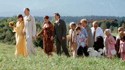 "Queen Mum" Edda Hartwig (Heidelinde Weis, li.) heiratet ihren Traummann Martin Bergmann (Hans Peter Korff, 2. v. li.). Eddas Tochter Annabelle (Simone Thomalla, 3. v. li.) und deren Mann Friedrich (Stephan Schwartz, 4. v. li.) wohnen der Trauung bei.