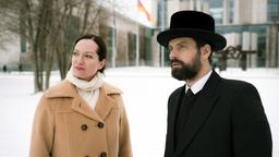 Rabbi Mischa Feldbjum (Florian Kleine) hat schlechte Nachrichten für Karla Lorenz (Natalia Wörner).